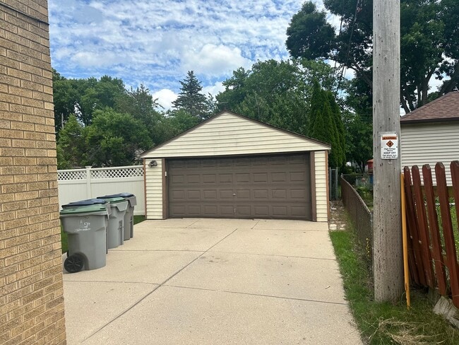 Building Photo - 3610 S Howell Ave