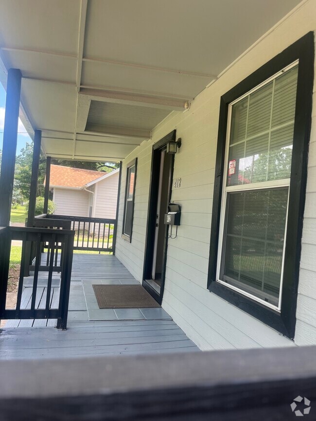 Porch under a big tree. - 412 S O Connor Rd Rental