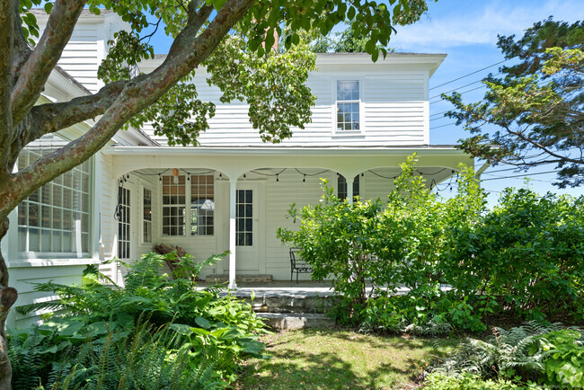 Building Photo - 255 Smith Hill Rd Rental