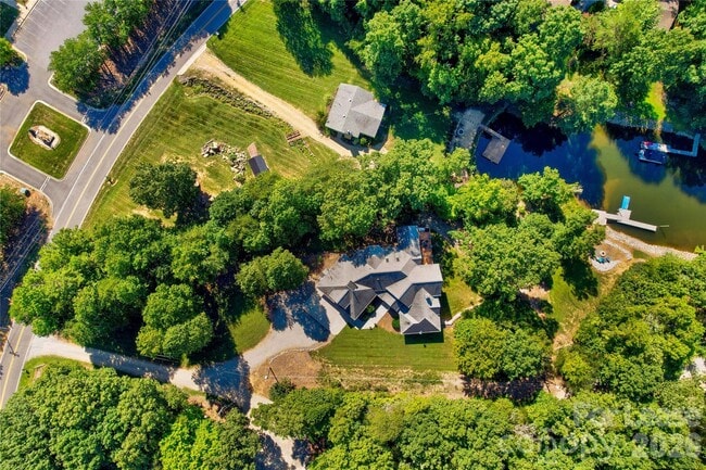 Photo - 111 Farmington Ln