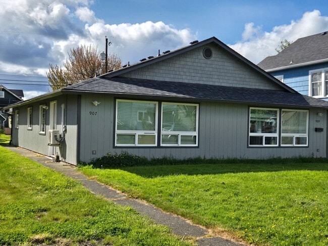 Building Photo - 907-909 W 1st St Unit 907 W 1st St