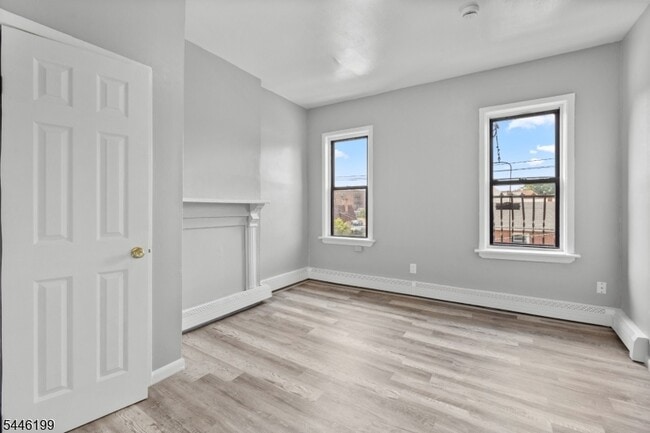 Building Photo - 9 E Monroe St Unit 6