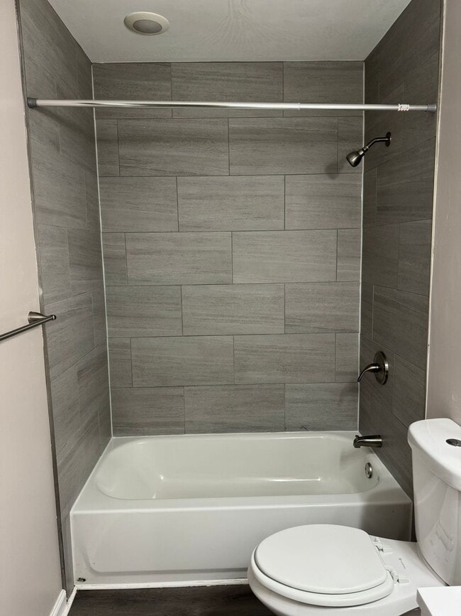 Photo - Beautifully Updated 2-Bedroom in Grove Par... Unidad 4016 N. Rogers Ave