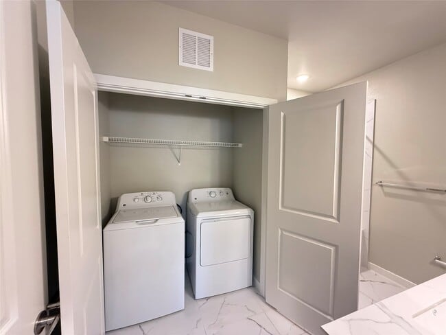 Building Photo - 2102 Antoine Dr Unit P6.4205