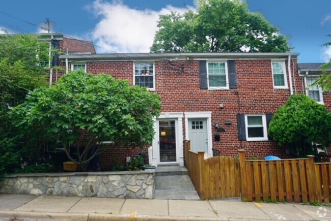 Building Photo - Stylish and updated 3BR 2 BA in superb loc... Rental