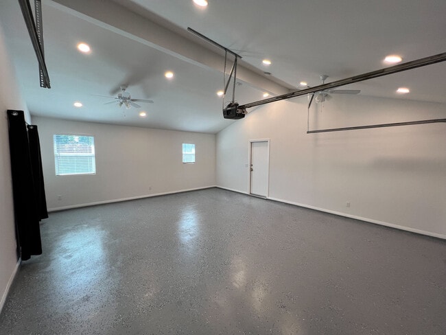 Photo - 469 W 2nd St