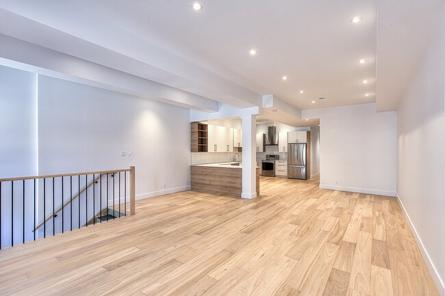 Building Photo - 3476 Av. du Parc