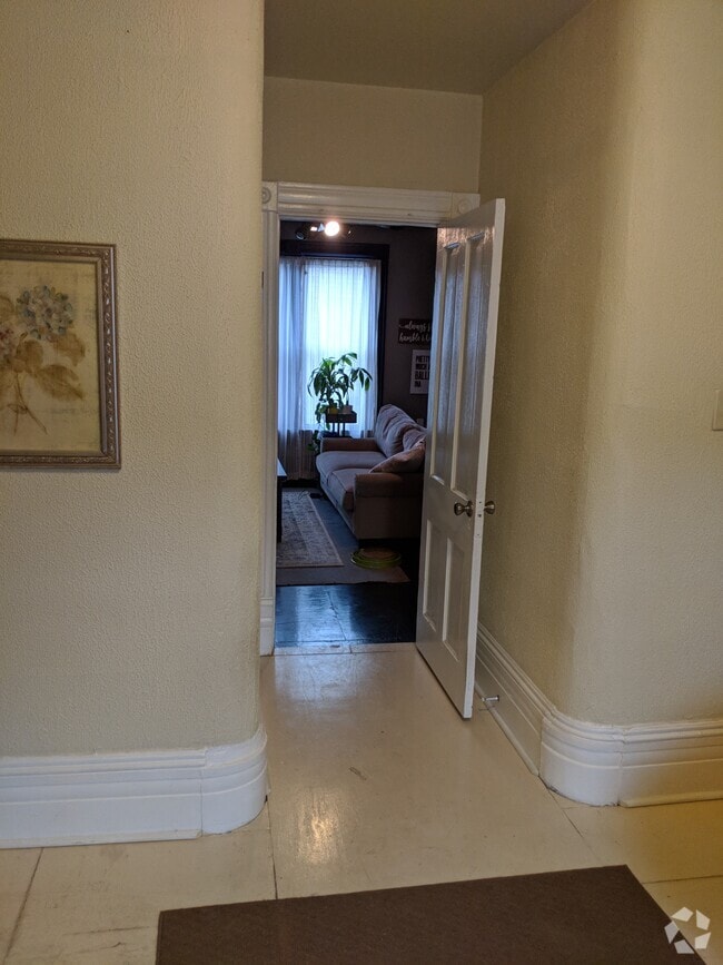 Building Photo - 637 E Otjen St Unit #3 Rental