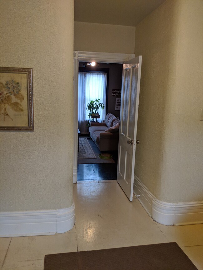 Photo - 637 E Otjen St Townhome