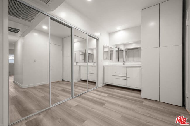 Photo - 423 Rexford Dr Unit 202