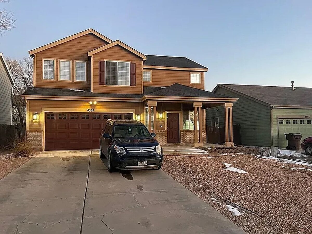 Minutes from Peterson AFB and Fort Carson. Close to parks and shopping - Minutes from Peterson AFB and Fort Carson. Close to parks and shopping