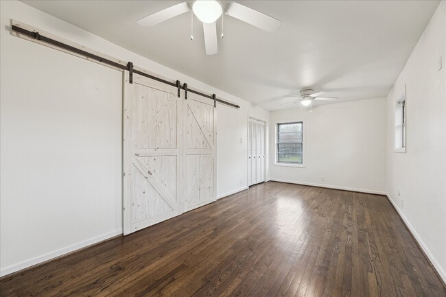 Photo - 7262 Roos Rd
