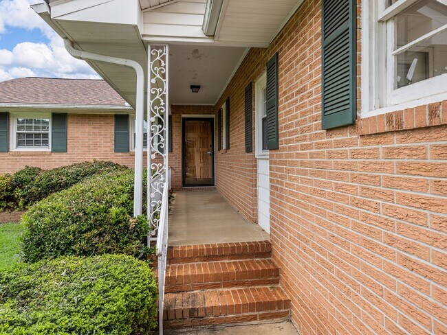 Photo - Spacious 2 bedroom 1.5 bathroom home in th...