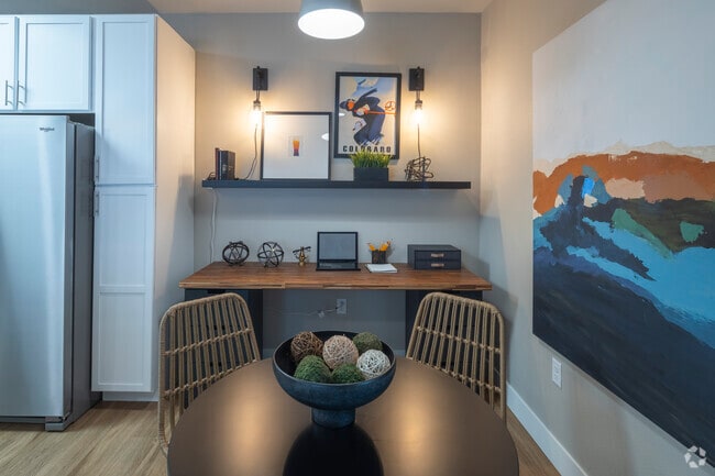 2BR, 2BA - 959SF - Dining Room