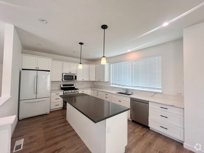 Building Photo - Beautiful 3-bedroom 2.5 home in Prime Nort...