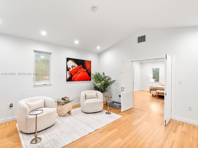 Photo - 825 SW 23rd Rd