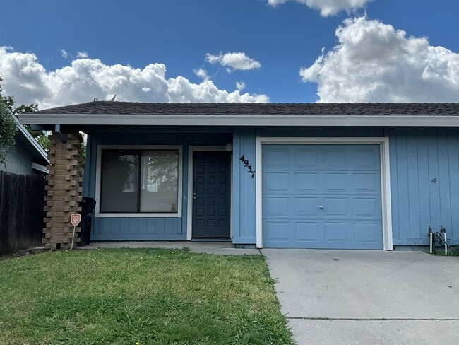 Building Photo - NICE 2 BEDROOM DUPLEX! Rental