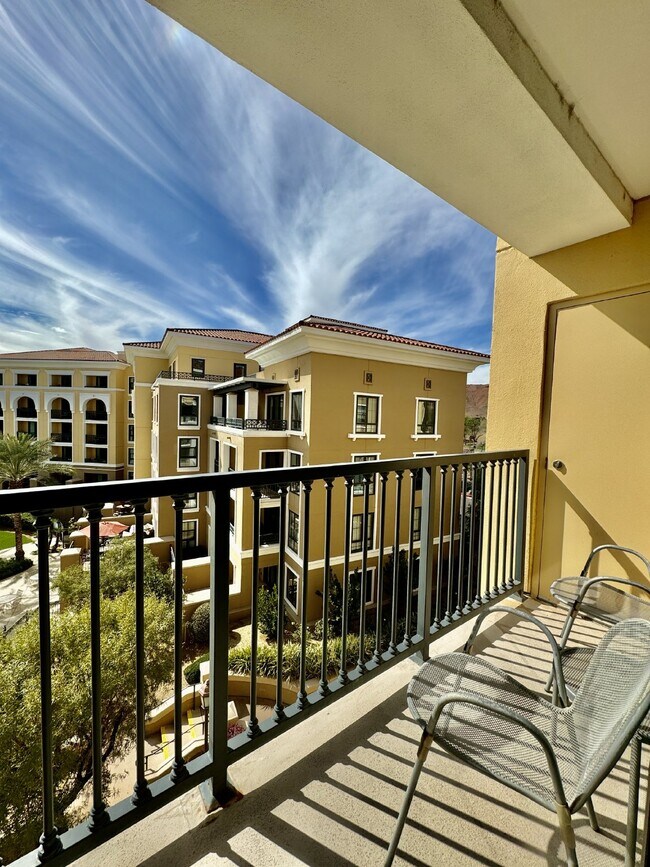Photo - Stylish Lake Las Vegas Studio | Fully Furnished | Flexible Lease Terms & All utilities included! Unidad #439
