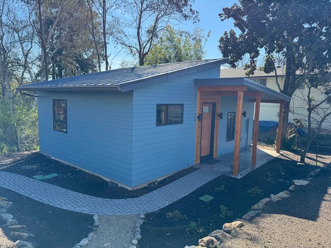 Building Photo - 1 Bedroom House in College Hill Area