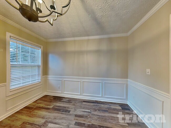 Photo - 915 Chapel Hill Dr SE