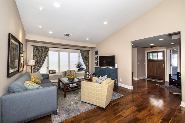 Photo - Conveniently Located, Fully Furnished 2 Bed/2 Bath Home Available To Nov!