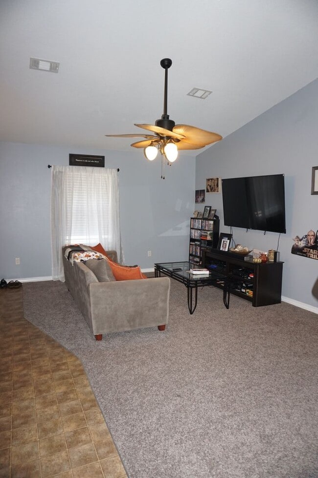 Building Photo - 3/2 in the Heart of Navarre