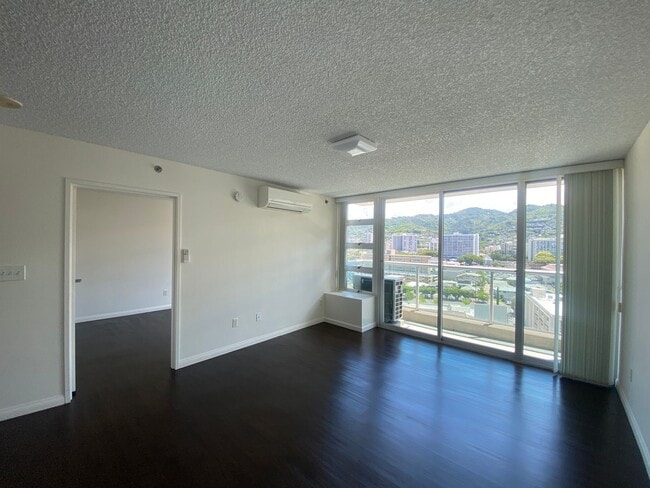 Photo - 1450 Young St