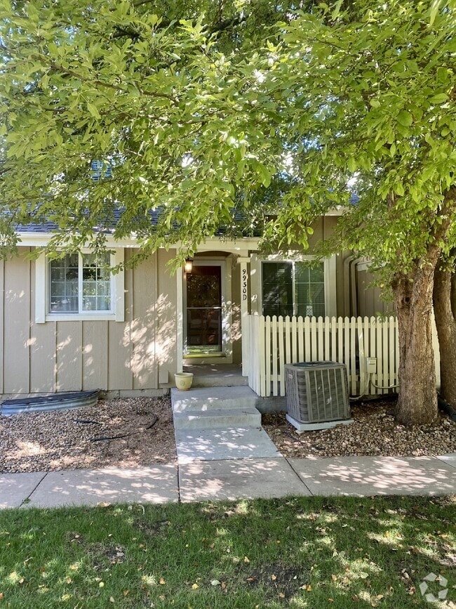 Building Photo - Don't Miss out on this 2 Bed +Loft Townhom... Unit D