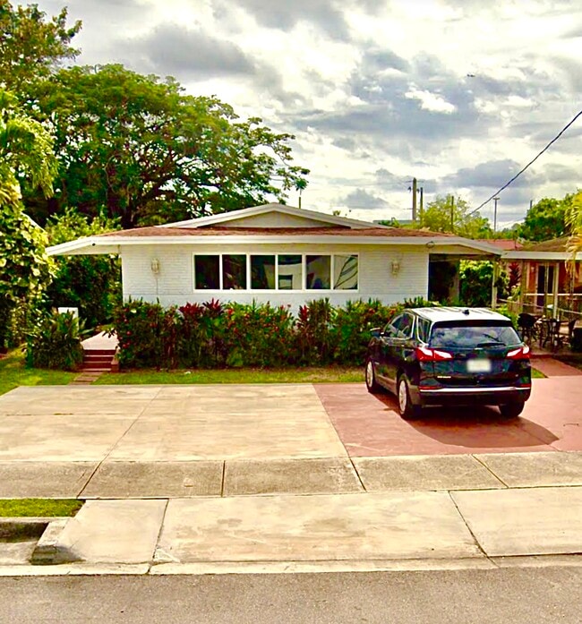 11134 SW 6th St Unit R2