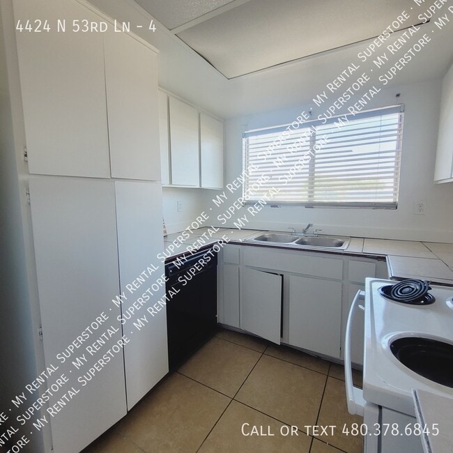 Building Photo - 4424 N 53rd Ln