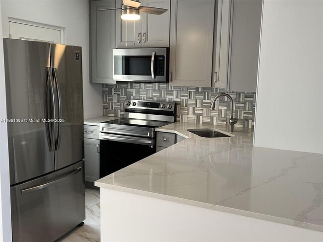 Building Photo - 2555 NE 11th St Unit 605