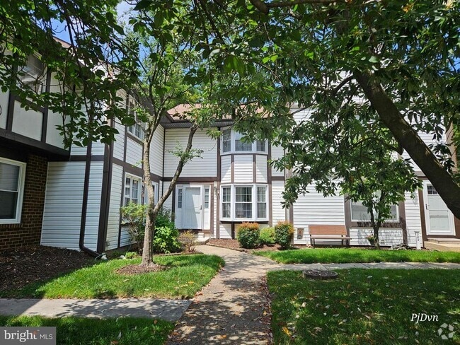 Building Photo - 284 Oakwood Village Ct Rental
