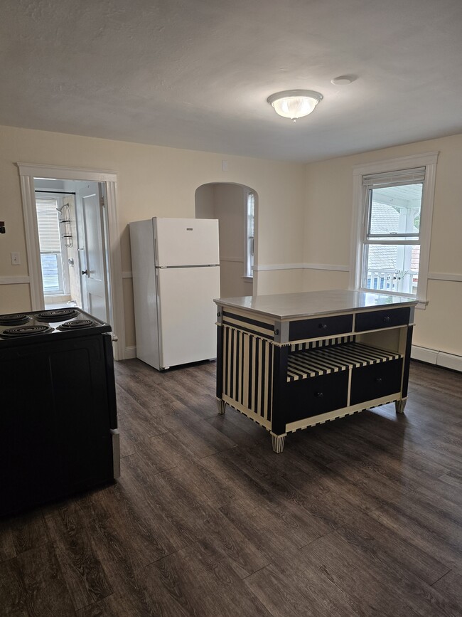 Building Photo - 29 Park St Unit 3 bedroom with 2 off street parking spaces