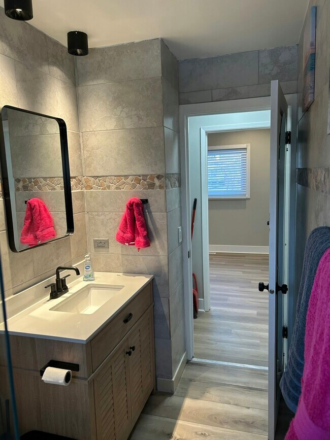 Photo - 921 Stratford Ln