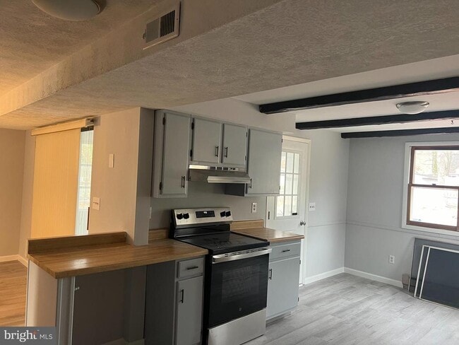 Photo - 665 Towne Center Dr