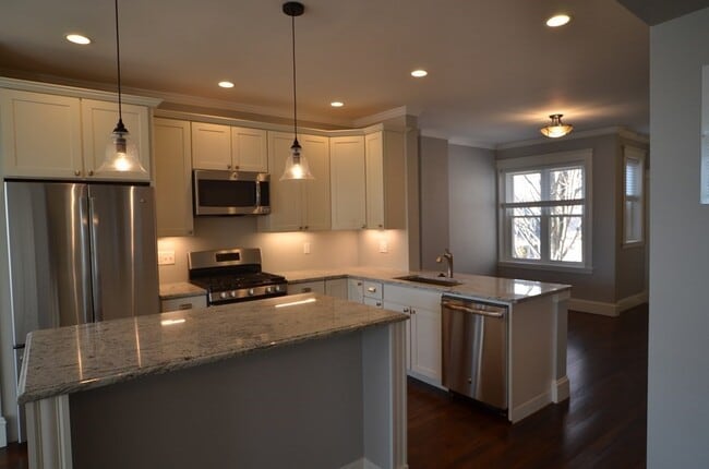 Building Photo - 827 Centre St Unit 3 Rental
