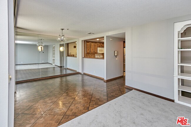 Photo - 880 W 1st St