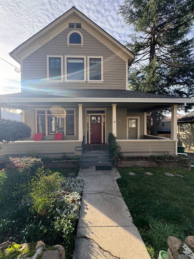 Building Photo - Open and bright upstairs 1 bed one bath unit in downtown Grass Valley!