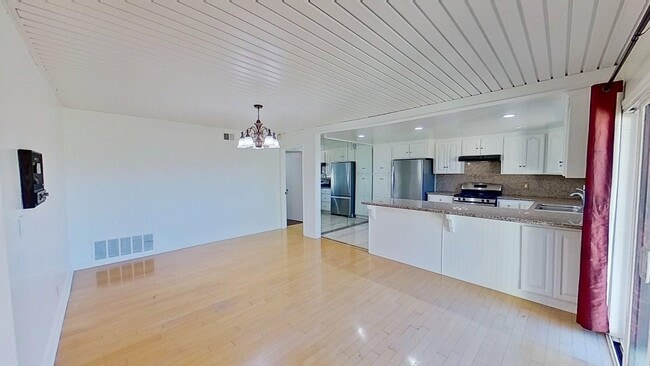 Photo - 10702 Carnaby St