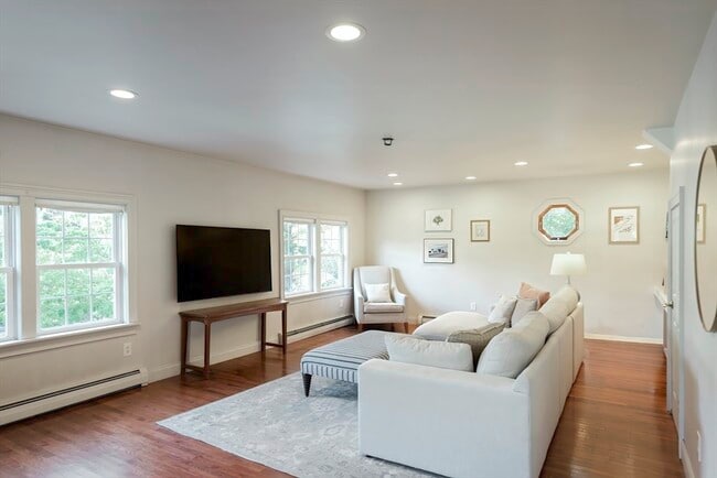 Photo - 127R Leonard St