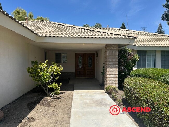 Photo - Spacious 3 Bed / 2 Bath with Fireplace, Garage & Gardener Included