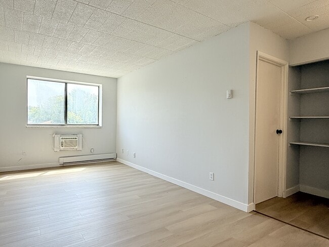 Building Photo - 3503 Sandwich St. Unit 303