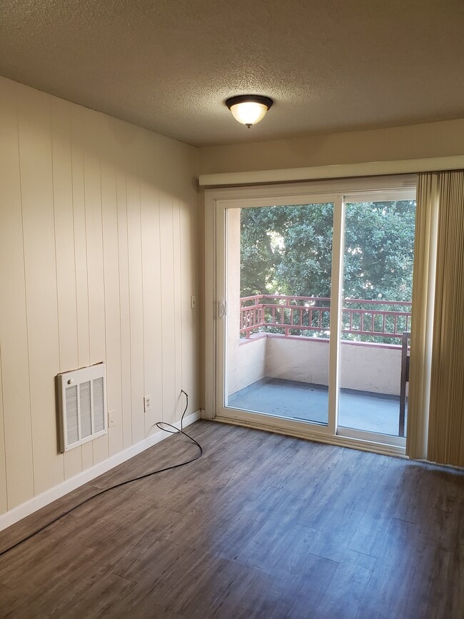 GD 100 Balcony - 2010 Trousdale Dr