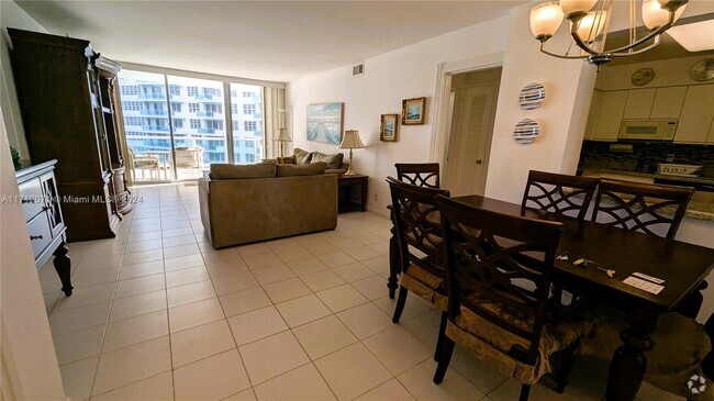 Building Photo - 5151 Collins Ave Unit 826 Rental