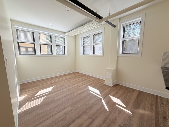 Photo - 3927 N Pine Grove Ave Unit BW