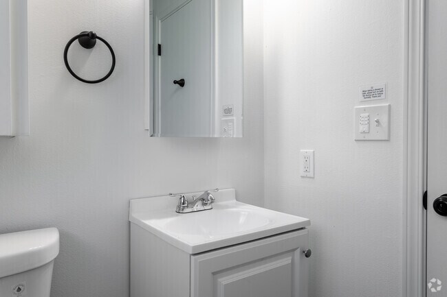 2BR, 1BA - 800SF - Tabor Villa