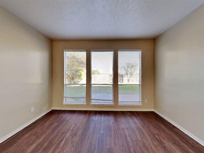 Photo - 2909 Downing St