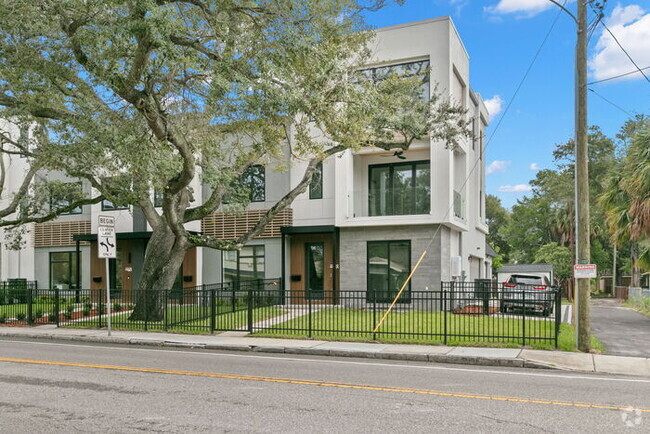 Building Photo - LIKE NEW Luxury Townhome For Rent in Tampa...