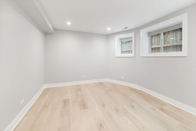 Photo - 935 W Winona St