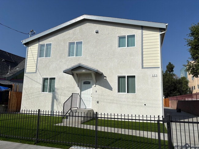 Building Photo - 323 W 52nd St Unit 323